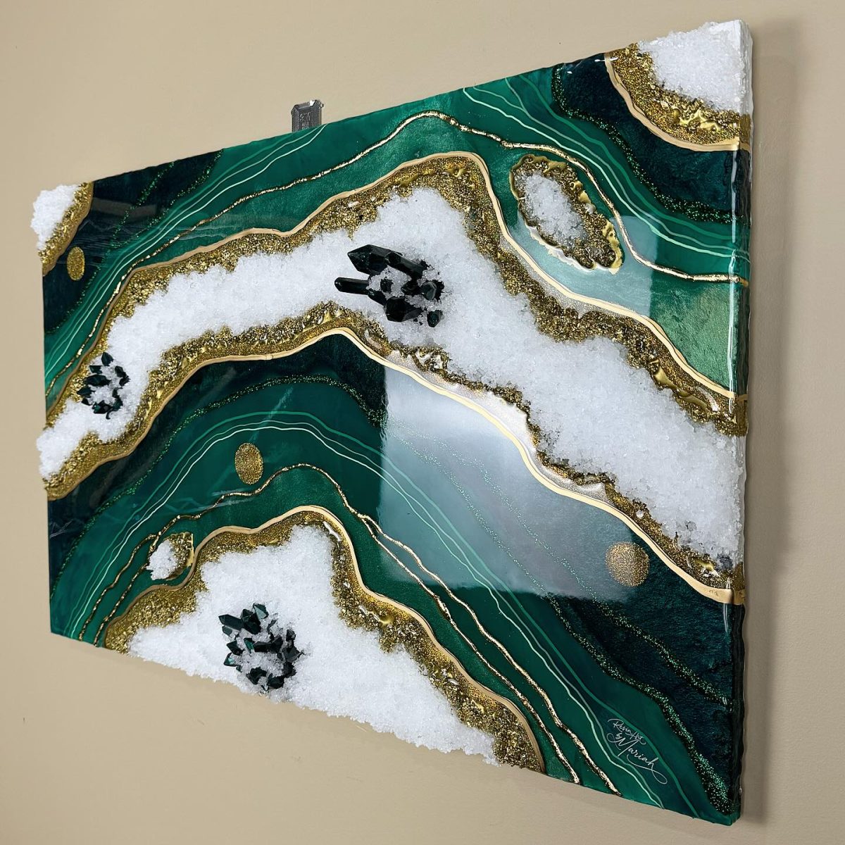 Customized resin royal green and white theme geode wall hanging